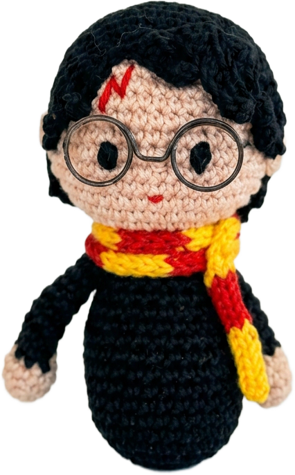Amigurumi do Harry Potter em crochê com óculos, cicatriz e cachecol da Grifinória